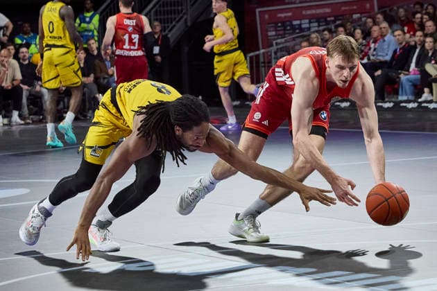 German Basketball Bundesliga BBL , FC Bayern Munich Basketball vs MHP RIESEN Ludwigsburg, Munich FC Bayern Basketball, Ludwigsburg MHP RIESEN, 2026 04 14 in Munich SAP Garden HOLLATZ Justus FC Bayern Munich Basketball Point Guard PG Nr21 FCBB21 , HARRIS Terrell MHP RIESEN Ludwigsburg Shooting Guard SG Nr8 LUD8 sportworld Munich SAP Garden Bayern Germany