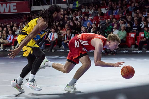 German Basketball Bundesliga BBL , FC Bayern Munich Basketball vs MHP RIESEN Ludwigsburg, Munich FC Bayern Basketball, Ludwigsburg MHP RIESEN, 2026 04 14 in Munich SAP Garden HOLLATZ Justus FC Bayern Munich Basketball Point Guard PG Nr21 FCBB21 , HARRIS Terrell MHP RIESEN Ludwigsburg Shooting Guard SG Nr8 LUD8 sportworld Munich SAP Garden Bayern Germany