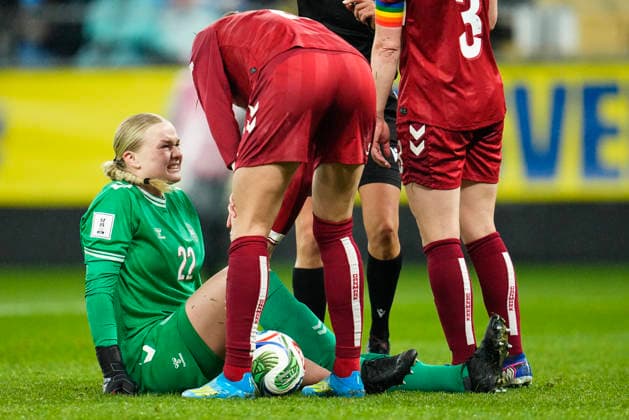 GOTHENBURG, SWEDEN 20260414 Denmark goalkeeper Freja R Thisgaard is in pain during Tuesday s World Cup qualifying soccer match between Sweden and Denmark at Gamla Ullevi in Gothenburg GÖTEBORG SWEDEN x9200x  Copyright: xBjörnxLarssonxRosvall TTx WORLD CUP QUALIFYING SWEDEN-DENMARK