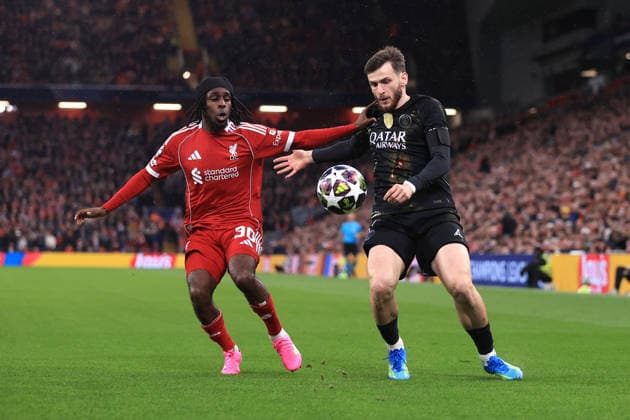 Liverpool gegen Paris Saint Germain 14. April 2026 UEFA Champions League Viertelfinale 2. Spiel Liverpool gegen Paris Saint Germain Jeremie Frimpong von Liverpool und Khvicha Kvaratskhelia von PSG Foto Simon Stacpoole Offside Liverpool UK  Copyright: xSimonxStacpoolexOffside