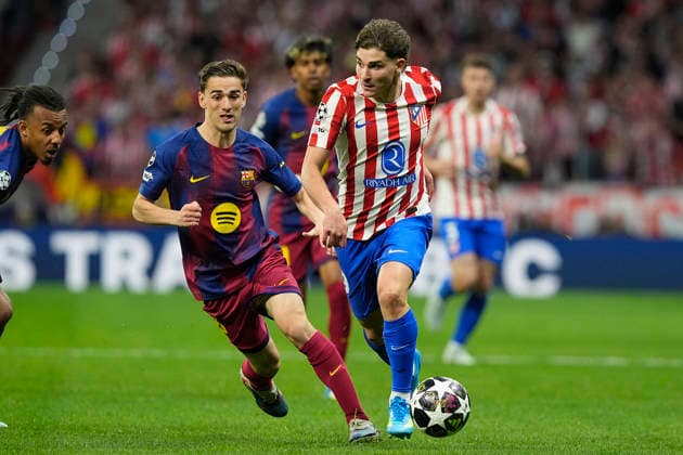 Atletico de Madrid s Julian Alvarez (r) and FC Barcelona, Barca s Gavi during Champions League 2025 2026, Quarter-finals 2nd leg match. April 14 ,2026. (20260414129)
