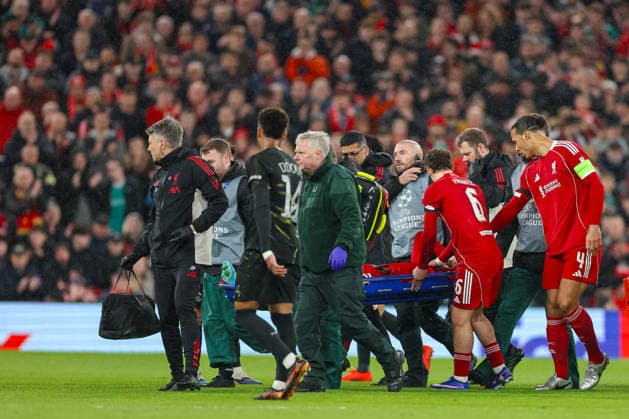 Football - UEFA Champions League - Quarter-Final - 2nd Leg - Liverpool FC v Paris Saint-Germain FC LIVERPOOL, ENGLAND - Tuesday, April 14, 2026: Liverpool s Hugo Ekitike is check up on by team-mates Milos Kerkez and captain Virgil van Dijk (R) as he stretchered off with a suspected Achilles injury during the UEFA Champions League Quarter-Final 2nd Leg match between Liverpool FC and Paris Saint-Germain FC at Anfield. (Photo by David Rawcliffe Propaganda) LIVERPOOL Anfield MERSEYSIDE ENGLAND  Copyright: xDavidxRawcliffex P2026-04-14-Liverpool_PSG-55