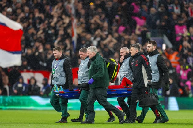 Football - UEFA Champions League - Quarter-Final - 2nd Leg - Liverpool FC v Paris Saint-Germain FC LIVERPOOL, ENGLAND - Tuesday, April 14, 2026: Liverpool s Hugo Ekitike is stretchered off with a suspected Achilles injury during the UEFA Champions League Quarter-Final 2nd Leg match between Liverpool FC and Paris Saint-Germain FC at Anfield. (Photo by David Rawcliffe Propaganda) LIVERPOOL Anfield MERSEYSIDE ENGLAND  Copyright: xDavidxRawcliffex P2026-04-14-Liverpool_PSG-58