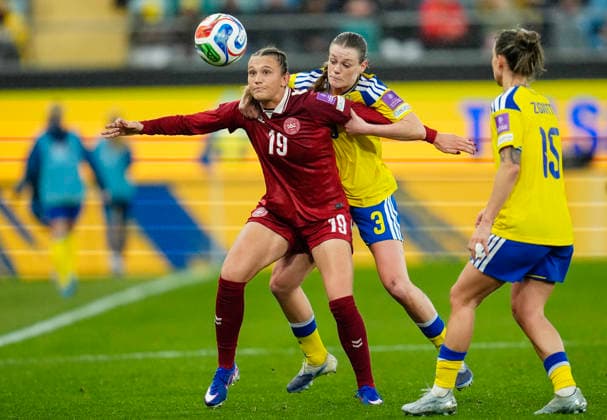 GÖTEBORG, SWEDEN 20260414 Denmarks Cecilie Floe with Swedens Sofia Reidy behind her back during Tuesdays World Cup qualifying soccer match between Sweden and Denmark at Gamla Ullevi in Gothenburg GÖTEBORG SWEDEN x9200x  Copyright: xBjörnxLarssonxRosvall TTx VM-KVAL SVERIGE-DANMARK