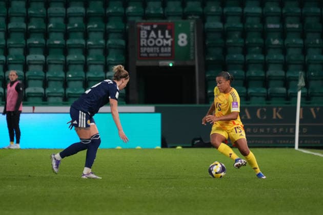 RECORD DATE NOT STATED 14th April 2026; Easter Road, Edinburgh, Scotland; Womens World Cup Qualifier Football, Scotland versus Belgium; Mariam Abdulai Toloba of Belgium on the ball and takes on Nicola Docherty of Scotland AlecxBrown