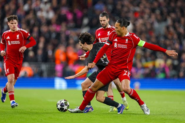 Football - UEFA Champions League - Quarter-Final - 2nd Leg - Liverpool FC v Paris Saint-Germain FC LIVERPOOL, ENGLAND - Tuesday, April 14, 2026: Liverpool s captain Virgil van Dijk (R) challenges Paris Saint-Germain s Vitor Machado Ferreira Vitinha during the UEFA Champions League Quarter-Final 2nd Leg match between Liverpool FC and Paris Saint-Germain FC at Anfield. (Photo by David Rawcliffe Propaganda) LIVERPOOL Anfield MERSEYSIDE ENGLAND  Copyright: xDavidxRawcliffex P2026-04-14-Liverpool_PSG-60
