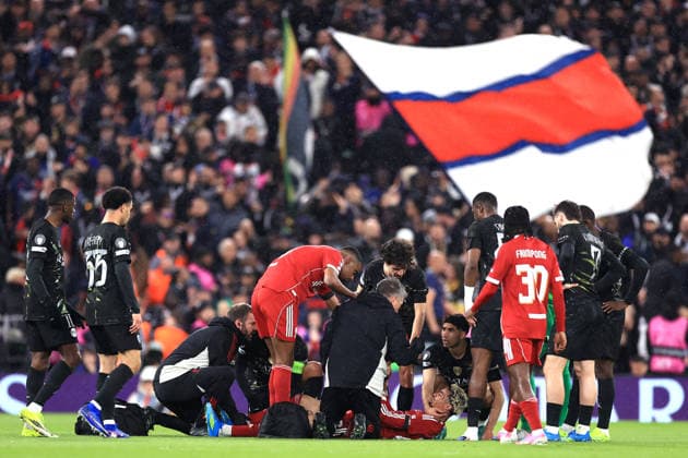 Liverpool gegen Paris Saint Germain 14. April 2026 UEFA Champions League Viertelfinale 2. Spiel Liverpool gegen Paris Saint Germain Hugo Ekitike von Liverpool wird von Achraf Hakimi von PSG getröstet, nachdem er sich verletzt hat Foto Simon Stacpoole Abseits Liverpool UK  Copyright: xSimonxStacpoolexOffside