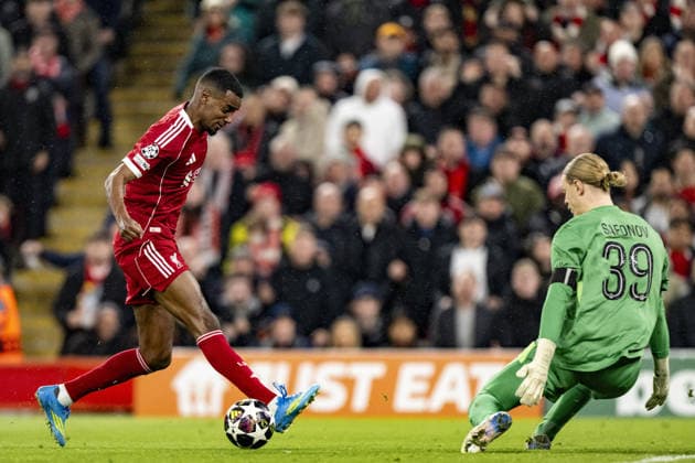 Liverpool v Paris Saint-Germain - UEFA Champions League 2025 26 LIVERPOOL, ENGLAND- APRIL 14: Alexander Isak of Liverpool and Matvey Safonov of Paris Saint-Germain in action during a UEFA Champions League 2025 26 match between Liverpool and Paris Saint-Germain in Liverpool on April 14, 2026 (Photo by Will Palmer Sports Press Photo) LiverpoolUnited Kingdom  Copyright: xWillxPalmer SportsxPressxPhotox
