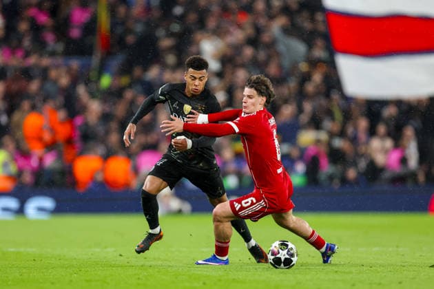 Football - UEFA Champions League - Quarter-Final - 2nd Leg - Liverpool FC v Paris Saint-Germain FC LIVERPOOL, ENGLAND - Tuesday, April 14, 2026: Liverpool s Milos Kerkez (R) challenges Paris Saint-Germain s DÃ sirÃ DouÃ during the UEFA Champions League Quarter-Final 2nd Leg match between Liverpool FC and Paris Saint-Germain FC at Anfield. (Photo by David Rawcliffe Propaganda) LIVERPOOL Anfield MERSEYSIDE ENGLAND  Copyright: xDavidxRawcliffex P2026-04-14-Liverpool_PSG-71