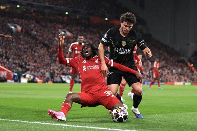 Liverpool v Paris Saint-Germain 14th April 2026 - UEFA Champions League - Quarter Final (2nd Leg) - Liverpool v Paris Saint-Germain - Jeremie Frimpong of Liverpool is challenged by Joao Neves of PSG - Photo: Simon Stacpoole Offside. Liverpool UK *** Liverpool gegen Paris Saint Germain 14. April 2026 UEFA Champions League Viertelfinale 2. Spiel Liverpool gegen Paris Saint Germain Jeremie Frimpong von Liverpool wird von Joao Neves von PSG bedrängt Foto Simon Stacpoole Abseits Liverpool UK  Copyright: xSimonxStacpoolexOffside