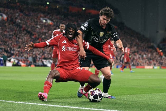 Liverpool gegen Paris Saint Germain 14. April 2026 UEFA Champions League Viertelfinale 2. Spiel Liverpool gegen Paris Saint Germain Jeremie Frimpong von Liverpool wird von Joao Neves von PSG bedrängt Foto Simon Stacpoole Abseits Liverpool UK  Copyright: xSimonxStacpoolexOffside
