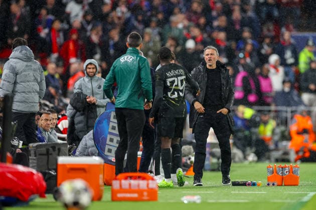 Football - UEFA Champions League - Quarter-Final - 2nd Leg - Liverpool FC v Paris Saint-Germain FC LIVERPOOL, ENGLAND - Tuesday, April 14, 2026: Paris Saint-Germain s Nuno Mendes (L) is greeted by head coach Luis Enrique after being substituted off during the UEFA Champions League Quarter-Final 2nd Leg match between Liverpool FC and Paris Saint-Germain FC at Anfield. (Photo by David Rawcliffe Propaganda) LIVERPOOL Anfield MERSEYSIDE ENGLAND  Copyright: xDavidxRawcliffex P2026-04-14-Liverpool_PSG-80