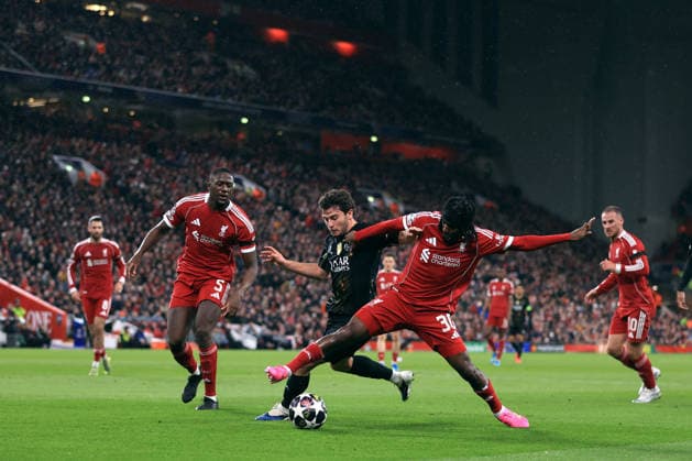 Liverpool gegen Paris Saint Germain 14. April 2026 UEFA Champions League Viertelfinale 2. Spiel Liverpool gegen Paris Saint Germain Joao Neves von PSG und Jeremie Frimpong von Liverpool Foto Simon Stacpoole Offside Liverpool UK  Copyright: xSimonxStacpoolexOffside