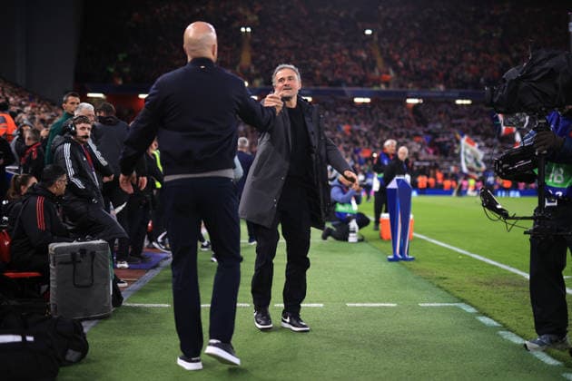 Liverpool gegen Paris Saint Germain 14. April 2026 UEFA Champions League Viertelfinale 2. Spiel Liverpool gegen Paris Saint Germain Paris Saint Germain Trainer Luis Enrique begrüßt Liverpools Manager Arne Slot Foto Simon Stacpoole Abseits Liverpool UK  Copyright: xSimonxStacpoolexOffside