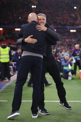 Liverpool gegen Paris Saint Germain 14. April 2026 UEFA Champions League Viertelfinale 2. Spiel Liverpool gegen Paris Saint Germain Paris Saint Germain Trainer Luis Enrique begrüßt Liverpools Manager Arne Slot Foto Simon Stacpoole Abseits Liverpool UK  Copyright: xSimonxStacpoolexOffside