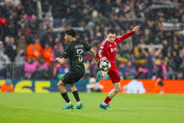 Football - UEFA Champions League - Quarter-Final - 1st Leg - Paris Saint-Germain FC v Liverpool FC PARIS, FRANCE - Wednesday, April 8, 2026: Liverpool s Florian Wirtz goes past Paris Saint-Germain s Achraf Hakimi (L) during the UEFA Champions League Quarter-Final 1st Leg match between Paris Saint-Germain FC and Liverpool FC at the Parc des Princes. (Photo by David Rawcliffe Propaganda) PARIS Parc des Princes ÃŽLE-DE-FRANCE FRANCE  Copyright: xDavidxRawcliffex P2026-04-14-Liverpool_PSG-85