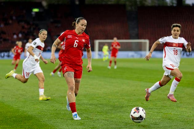 14 04 2026, Zurich, Letzigrund, European Qualifiers Women Switzerland Turkey, Geraldine Reuteler of Switzerland controls the ball Zurich Letzigrund Zurich Switzerland Copyright: xJustPictures.ch PascalxKesselmarkx jp-en-PaKe-_62B0472