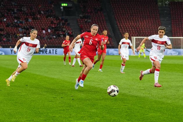CALCIO - FIFA Mondiali - Women s Qualifiers - Switzerland vs Turkey Busem Seker 19 (Turkiye), Geraldine Reuteler 6 (Switzerland), and Basak Icinozbebek 18 (Turkiye) during Women s Qualifiers - Switzerland vs Turkey , FIFA World Cup, WM, Weltmeisterschaft, Fussball match in Zurich, Switzerland, April 14 2026 Zurich Switzerland  Copyright: xIPAxSport ABACAx