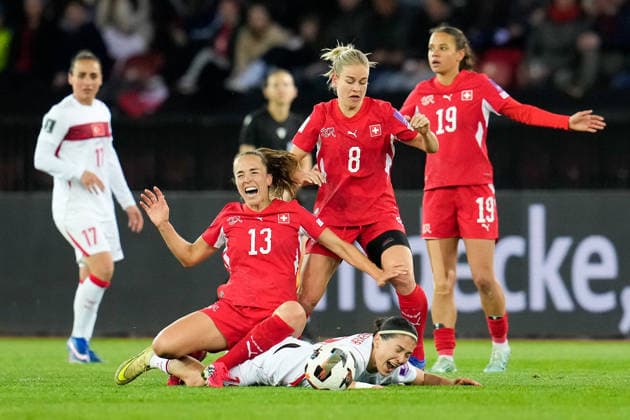 CALCIO - FIFA Mondiali - Women s Qualifiers - Switzerland vs Turkey Lia Waelti 13 (Switzerland), Busem Seker 19 (Turkiye), Nadine Riesen 8 (Switzerland), and Iman Beney 19 (Switzerland) during Women s Qualifiers - Switzerland vs Turkey , FIFA World Cup, WM, Weltmeisterschaft, Fussball match in Zurich, Switzerland, April 14 2026 Zurich Switzerland  Copyright: xIPAxSport ABACAx