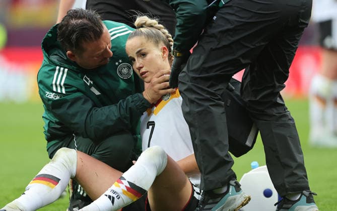 Giulia Gwinn Verletzung , , WM Frauen Qualifikation , Deutschland-Österreich , Fußball , Frauen , in den Max Morlock Stadion, in Nürnberg , Bayern , Deutschland. April 14 , 2026 . Photo by: Davide Elias IPA Photo Pressefoto DENL Copyright: xDavidexEliasx