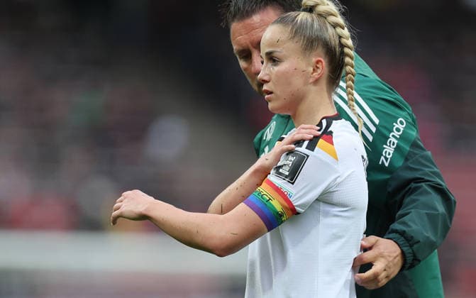 Giulia Gwinn Verletzung , , WM Frauen Qualifikation , Deutschland-Österreich , Fußball , Frauen , in den Max Morlock Stadion, in Nürnberg , Bayern , Deutschland. April 14 , 2026 . Photo by: Davide Elias IPA Photo Pressefoto DENL Copyright: xDavidexEliasx