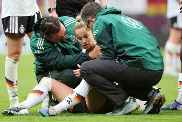 Giulia Gwinn Verletzung , , WM Frauen Qualifikation , Deutschland-Österreich , Fußball , Frauen , in den Max Morlock Stadion, in Nürnberg , Bayern , Deutschland. April 14 , 2026 . Photo by: Davide Elias IPA Photo Pressefoto DENL Copyright: xDavidexEliasx