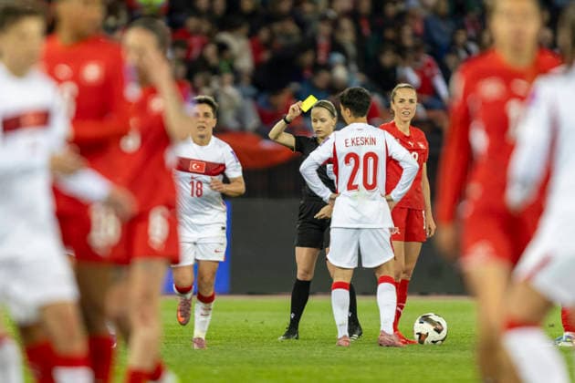 14 04 2026, Zurich, Letzigrund, European Qualifiers Women Switzerland Turkey, Referee Sofiya Prychyna shows a yellow card for Basak Icinozbebek of TurkiÌ‡ye Zurich Letzigrund Zurich Switzerland Copyright: xJustPictures.ch PascalxKesselmarkx jp-en-PaKe-_62A0820