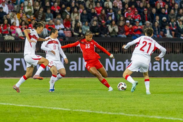 14 04 2026, Zurich, Letzigrund, European Qualifiers Women Switzerland Turkey, Aurelie Csillag of Switzerland shoots the ball Zurich Letzigrund Zurich Switzerland Copyright: xJustPictures.ch PascalxKesselmarkx jp-en-PaKe-_62B0611
