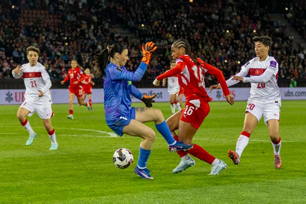 14 04 2026, Zurich, Letzigrund, European Qualifiers Women Switzerland Turkey, Aurelie Csillag of Switzerland fights for the ball with goalkeeper Selda Akgoz of TurkiÌ‡ye Zurich Letzigrund Zurich Switzerland Copyright: xJustPictures.ch PascalxKesselmarkx jp-en-PaKe-_62B0664