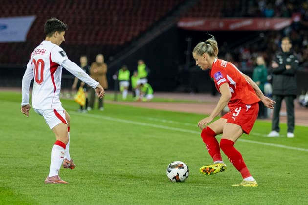 14 04 2026, Zurich, Letzigrund, European Qualifiers Women Switzerland Turkey, Ana Maria Crnogorcevic of Switzerland R controls the ball Zurich Letzigrund Zurich Switzerland Copyright: xJustPictures.ch PascalxKesselmarkx jp-en-PaKe-_62B0696