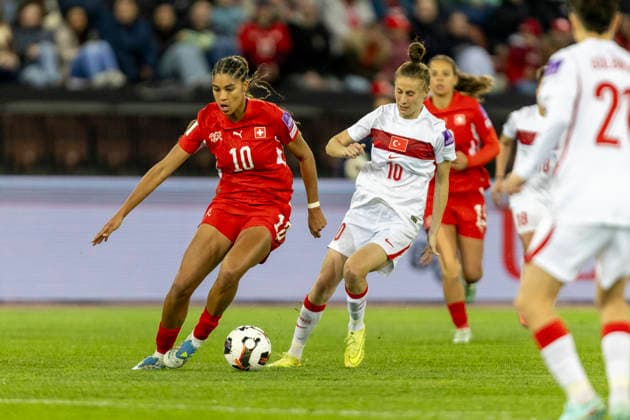 14 04 2026, Zurich, Letzigrund, European Qualifiers Women Switzerland Turkey, Sydney Schertenleib of Switzerland L battles for the ball with Ebru Topcu of TurkiÌ‡ye R Zurich Letzigrund Zurich Switzerland Copyright: xJustPictures.ch PascalxKesselmarkx jp-en-PaKe-_62A0867