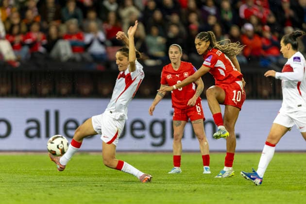 14 04 2026, Zurich, Letzigrund, European Qualifiers Women Switzerland Turkey, Sydney Schertenleib of Switzerland shoots the ball Zurich Letzigrund Zurich Switzerland Copyright: xJustPictures.ch PascalxKesselmarkx jp-en-PaKe-_62A0879