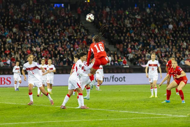 14 04 2026, Zurich, Letzigrund, European Qualifiers Women Switzerland Turkey, Aurelie Csillag of Switzerland heads the ball Zurich Letzigrund Zurich Switzerland Copyright: xJustPictures.ch PascalxKesselmarkx jp-en-PaKe-_62B0742