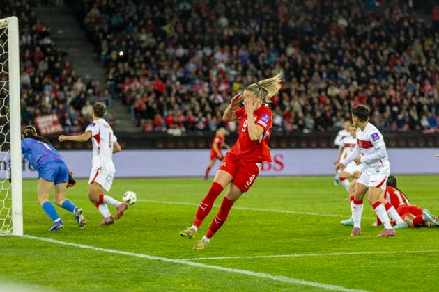 14 04 2026, Zurich, Letzigrund, European Qualifiers Women Switzerland Turkey, Ana Maria Crnogorcevic of Switzerland looks dejected and disappointed Zurich Letzigrund Zurich Switzerland Copyright: xJustPictures.ch PascalxKesselmarkx jp-en-PaKe-_62B0789