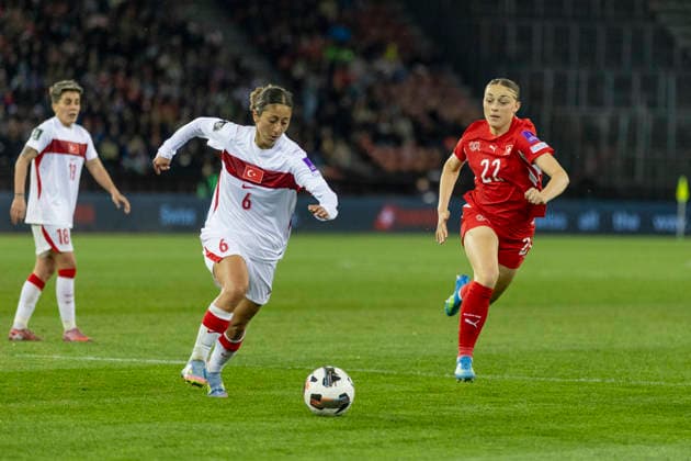 14 04 2026, Zurich, Letzigrund, European Qualifiers Women Switzerland Turkey, Selen Altunkulak of TurkiÌ‡ye L battles for the ball with Lia Kamber of Switzerland R Zurich Letzigrund Zurich Switzerland Copyright: xJustPictures.ch PascalxKesselmarkx jp-en-PaKe-_62B0843
