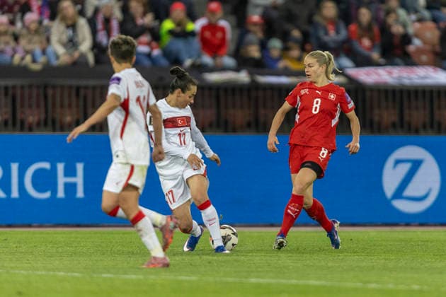 14 04 2026, Zurich, Letzigrund, European Qualifiers Women Switzerland Turkey, Nadine Riesen of Switzerland R fights for the ball with Ilayda Civelek of TurkiÌ‡ye L Zurich Letzigrund Zurich Switzerland Copyright: xJustPictures.ch PascalxKesselmarkx jp-en-PaKe-_62A1001