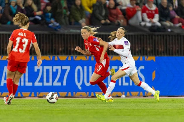 14 04 2026, Zurich, Letzigrund, European Qualifiers Women Switzerland Turkey, Ana Maria Crnogorcevic of Switzerland controls the ball under pressure from Melike Ozturk of TurkiÌ‡ye Zurich Letzigrund Zurich Switzerland Copyright: xJustPictures.ch PascalxKesselmarkx jp-en-PaKe-_62A1068
