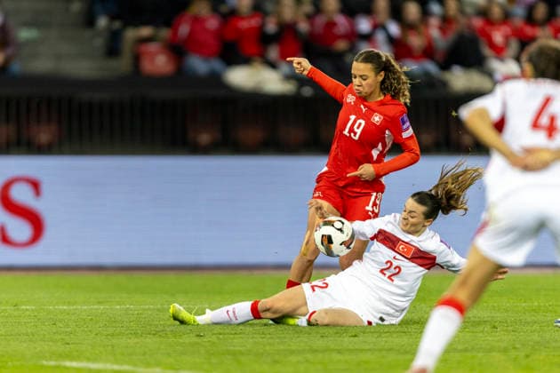 14 04 2026, Zurich, Letzigrund, European Qualifiers Women Switzerland Turkey, Iman Beney of Switzerland L fights for the ball with Melike Ozturk of TurkiÌ‡ye R Zurich Letzigrund Zurich Switzerland Copyright: xJustPictures.ch PascalxKesselmarkx jp-en-PaKe-_62A1122