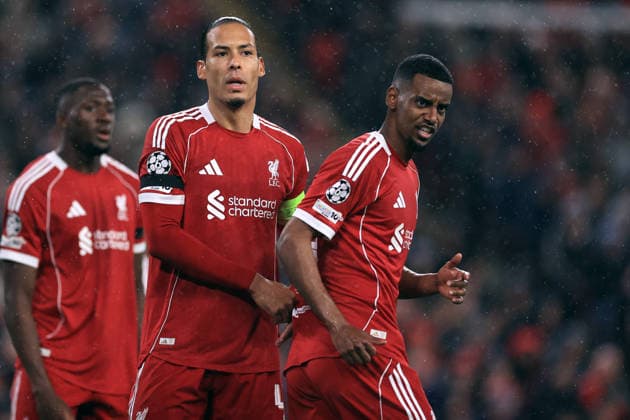 Liverpool gegen Paris Saint Germain 14. April 2026 UEFA Champions League Viertelfinale 2. Spiel Liverpool gegen Paris Saint Germain Virgil van Dijk und Alexander Isak von Liverpool Foto Simon Stacpoole Abseits Liverpool UK  Copyright: xSimonxStacpoolexOffside