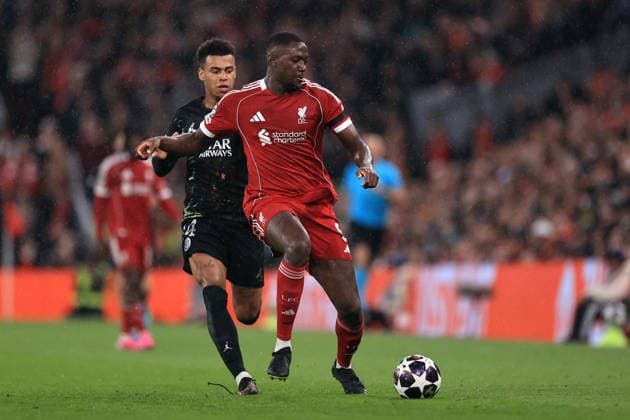 Liverpool gegen Paris Saint Germain 14. April 2026 UEFA Champions League Viertelfinale 2. Spiel Liverpool gegen Paris Saint Germain Ibrahima Konate von Liverpool wird von Desire Doue von Paris Saint Germain bedrängt Foto Simon Stacpoole Abseits Liverpool UK  Copyright: xSimonxStacpoolexOffside
