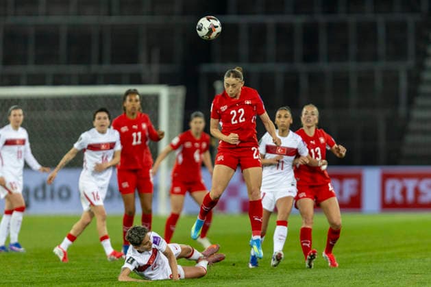 14 04 2026, Zurich, Letzigrund, European Qualifiers Women Switzerland Turkey, Lia Kamber of Switzerland heads the ball Zurich Letzigrund Zurich Switzerland Copyright: xJustPictures.ch PascalxKesselmarkx jp-en-PaKe-_62A1134