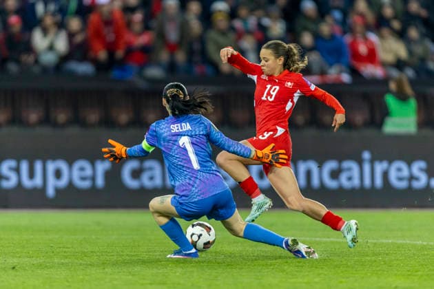14 04 2026, Zurich, Letzigrund, European Qualifiers Women Switzerland Turkey, Iman Beney of Switzerland battles for the ball with goalkeeper Selda Akgoz of TurkiÌ‡ye Zurich Letzigrund Zurich Switzerland Copyright: xJustPictures.ch PascalxKesselmarkx jp-en-PaKe-_62A1145