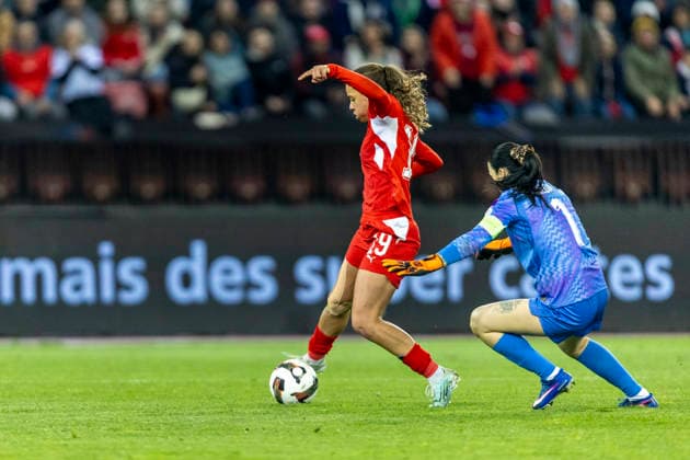 14 04 2026, Zurich, Letzigrund, European Qualifiers Women Switzerland Turkey, Iman Beney of Switzerland battles for the ball with goalkeeper Selda Akgoz of TurkiÌ‡ye Zurich Letzigrund Zurich Switzerland Copyright: xJustPictures.ch PascalxKesselmarkx jp-en-PaKe-_62A1148