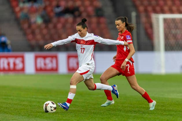 14 04 2026, Zurich, Letzigrund, European Qualifiers Women Switzerland Turkey, Ilayda Civelek of TurkiÌ‡ye L controls the ball under pressure from Riola Xhemaili of Switzerland R Zurich Letzigrund Zurich Switzerland Copyright: xJustPictures.ch PascalxKesselmarkx jp-en-PaKe-_62A0197