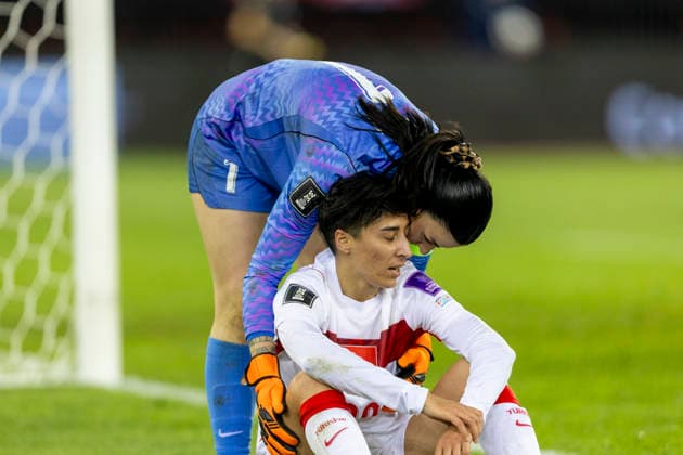 14 04 2026, Zurich, Letzigrund, European Qualifiers Women Switzerland Turkey, Elif Keskin of TurkiÌ‡ye looks dejected and disappointed and is comforted by goalkeeper Selda Akgoz of TurkiÌ‡ye Zurich Letzigrund Zurich Switzerland Copyright: xJustPictures.ch PascalxKesselmarkx jp-en-PaKe-_62A1174