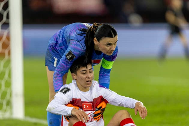 14 04 2026, Zurich, Letzigrund, European Qualifiers Women Switzerland Turkey, Elif Keskin of TurkiÌ‡ye looks dejected and disappointed and is comforted by goalkeeper Selda Akgoz of TurkiÌ‡ye Zurich Letzigrund Zurich Switzerland Copyright: xJustPictures.ch PascalxKesselmarkx jp-en-PaKe-_62A1183