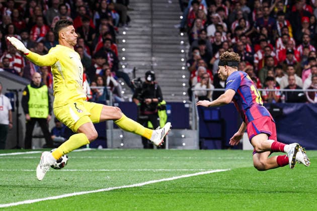 Atletico de Madrid vs FC Barcelona, on the 2025 26 UEFA Champions League Quarter Final Second Leg match UEFA champions league Atletico de Madrid vs FC Barcelona, MADRID,SPAIN, 14 April Juan Musso of Atletico de Madrid and Fermin Lopez of FC Barcelona during the UEFA Champions League 2025 26 Quarter Final second Leg match between Atletico de Madrid and FC Barcelona at Riyadh Air Metropolitano Stadium Madrid Madrid Spain Copyright: xAlejandroxMatiasx