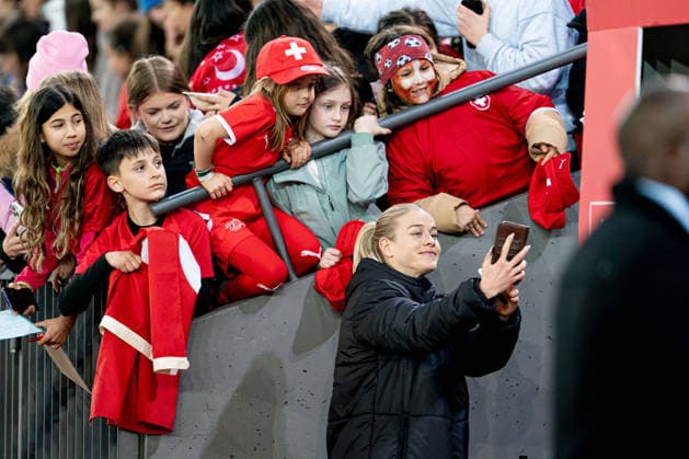 ZURICH, SWITZERLAND - APRIL 14: Viola Calligaris (18 Switzerland) with fans after the UEFA Womens European Qualifiers for 2027 FIFA Womens World Cup match between Switzerland and Turkey at Letzigrund Stadium on April 14, 2026 in Zurich Switzerland. Copyright: xPriscilaxBütlerx xSPPx Sportspressphoto_SPR129461