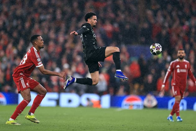Liverpool gegen Paris Saint Germain 14. April 2026 UEFA Champions League Viertelfinale 2. Spiel Liverpool gegen Paris Saint Germain Warren Zaire Emery von Paris Saint Germain springt, um den Ball zu kontrollieren, beobachtet von Ryan Gravenberch von Liverpool Foto Simon Stacpoole Abseits Liverpool UK  Copyright: xSimonxStacpoolexOffside