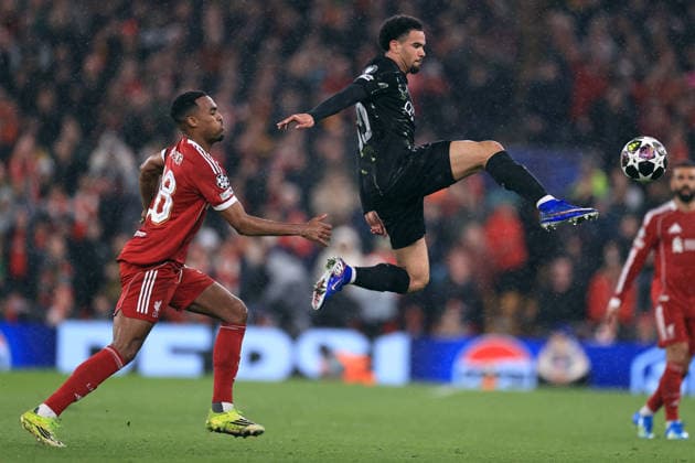 Liverpool gegen Paris Saint Germain 14. April 2026 UEFA Champions League Viertelfinale 2. Spiel Liverpool gegen Paris Saint Germain Warren Zaire Emery von Paris Saint Germain springt, um den Ball zu kontrollieren, beobachtet von Ryan Gravenberch von Liverpool Foto Simon Stacpoole Abseits Liverpool UK  Copyright: xSimonxStacpoolexOffside